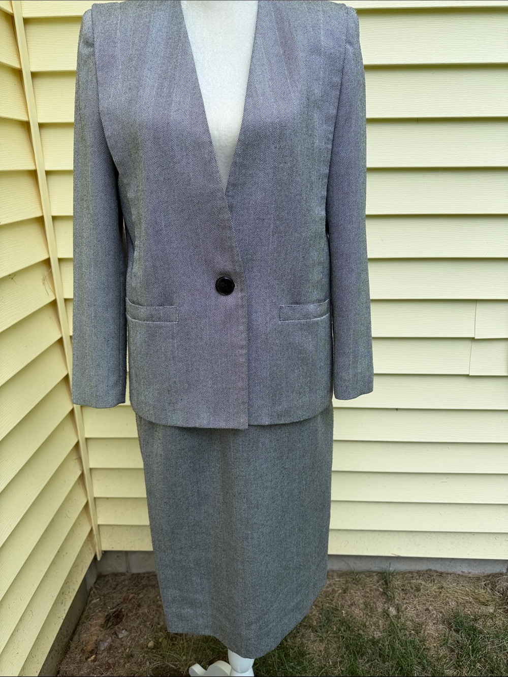Classic Women’s Gray Pattern Two-Piece Blazer and Skirt Suit